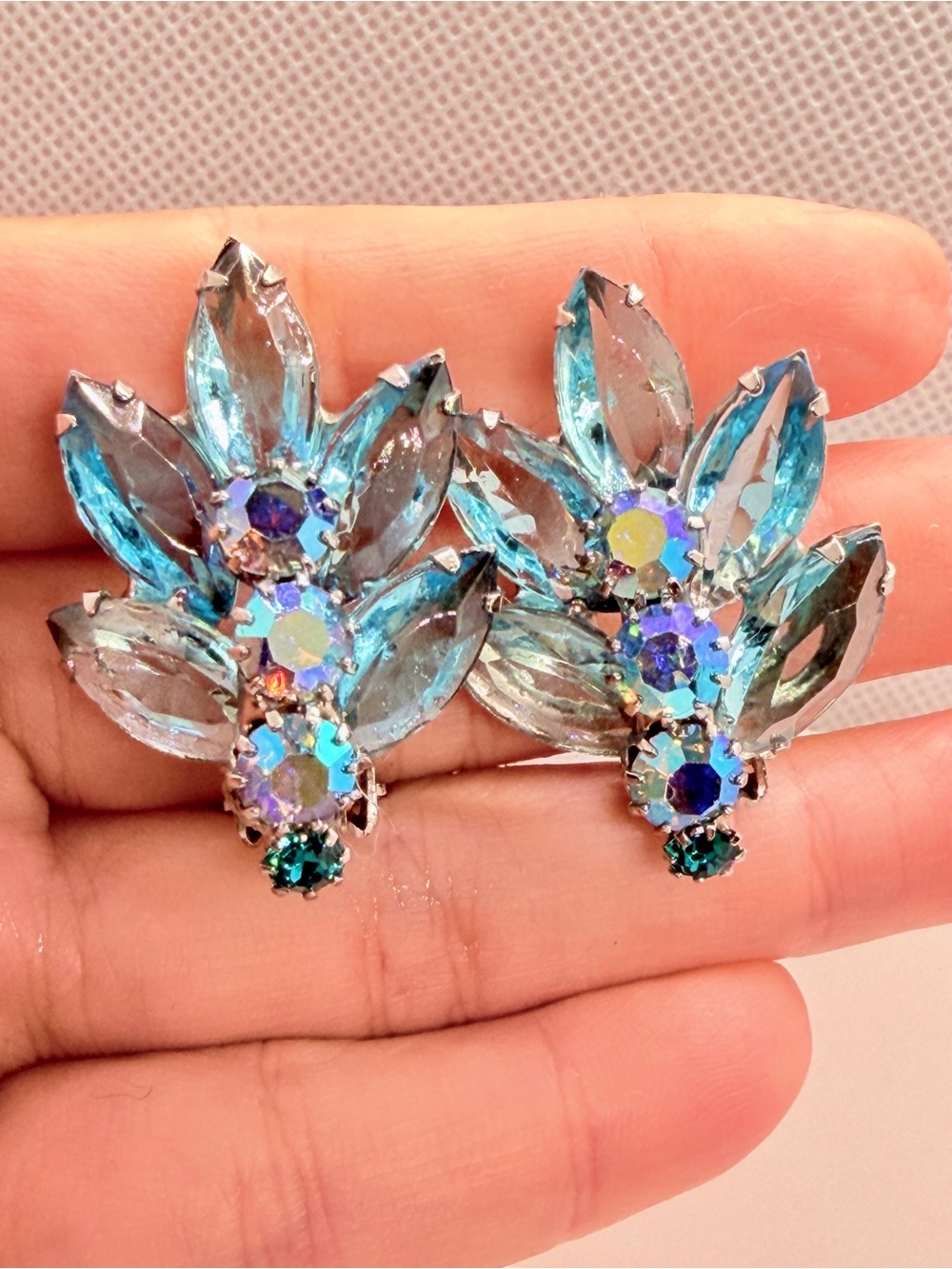 Vintage Large Weiss Brooch & Clip On Earring, AB & Blue Rhinestones Floral Pin - Picture 3 of 10